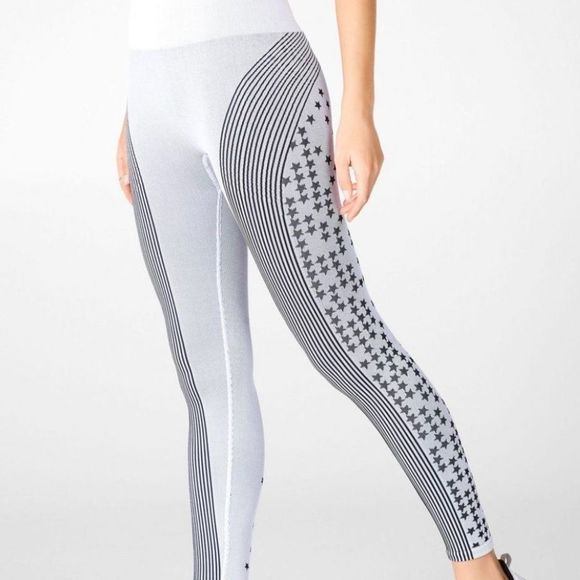 High-Waisted Seamless Star Capri - Picture 1 of 4